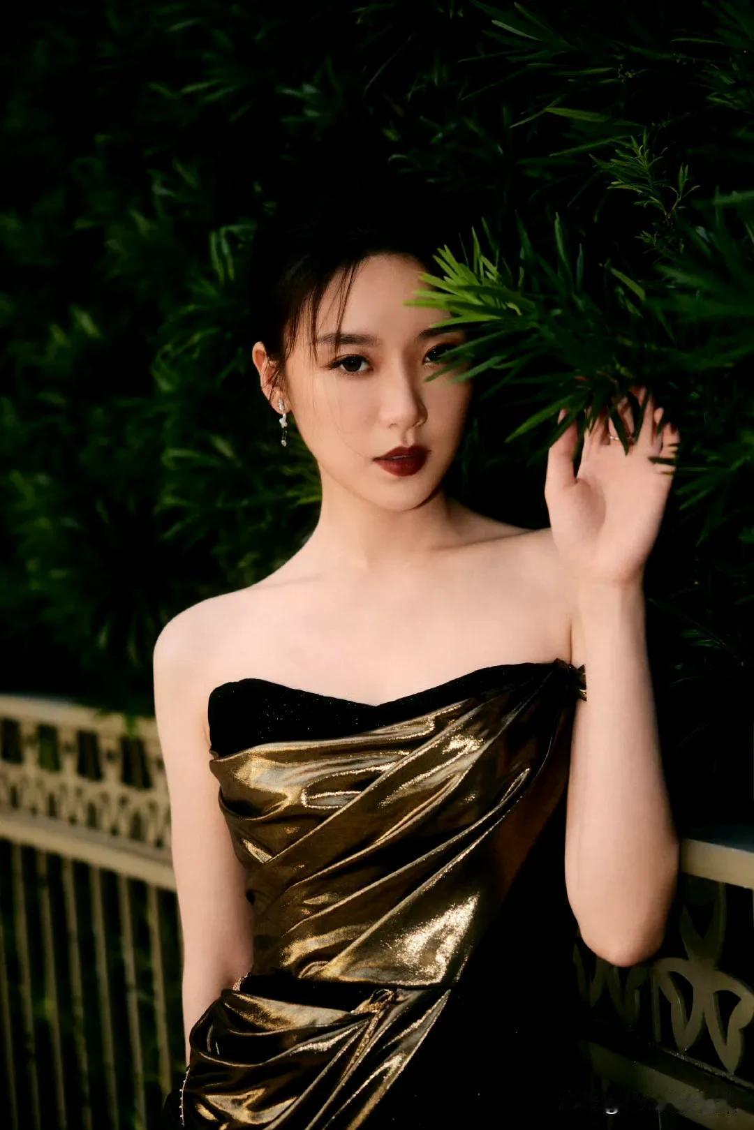 张月这一袭鎏金抹胸礼服裙，简直美出天际！她本就是1994年出生于北京，毕业于北京
