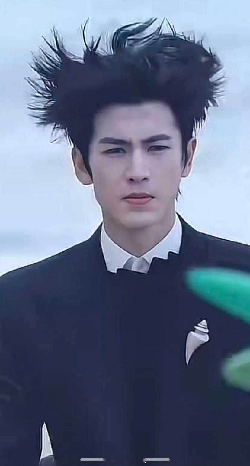 张凌赫走的时候肯定觉得自己好帅，回家上网天塌了ELLE红毯 ​​​