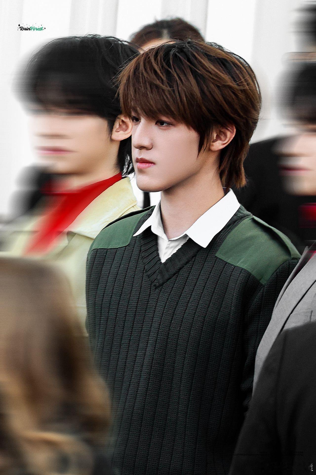 张泽禹高智感少年具象化张泽禹白衬衫与深绿色针织拼接毛衣，青春儒雅的气质一览无余 