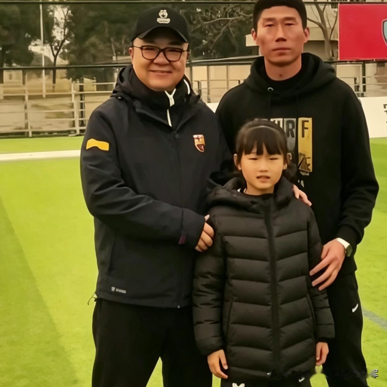 张苗倩的父亲是湖南长沙一名普通工程师，原本不懂足球，却全力支持女儿的热爱。
自从