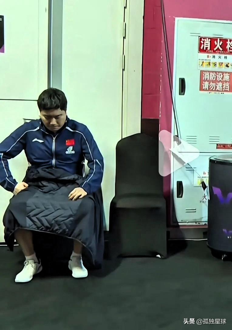 梁靖崑2:3惜败邱党：有谁注意到他赛后的落寞！

梁靖崑 2-3 输给了邱党，当