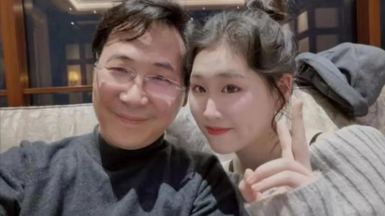 这是廖昌永的女儿廖敏冲。
也跟爸爸一样开启了歌坛之旅。
十几岁的时候就举办过独唱