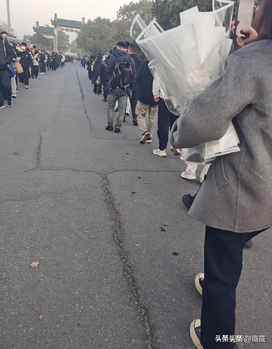 这次，真的要和张老师说再见了！
我预料到了今天会有很多人来送他，
也预料到会满是