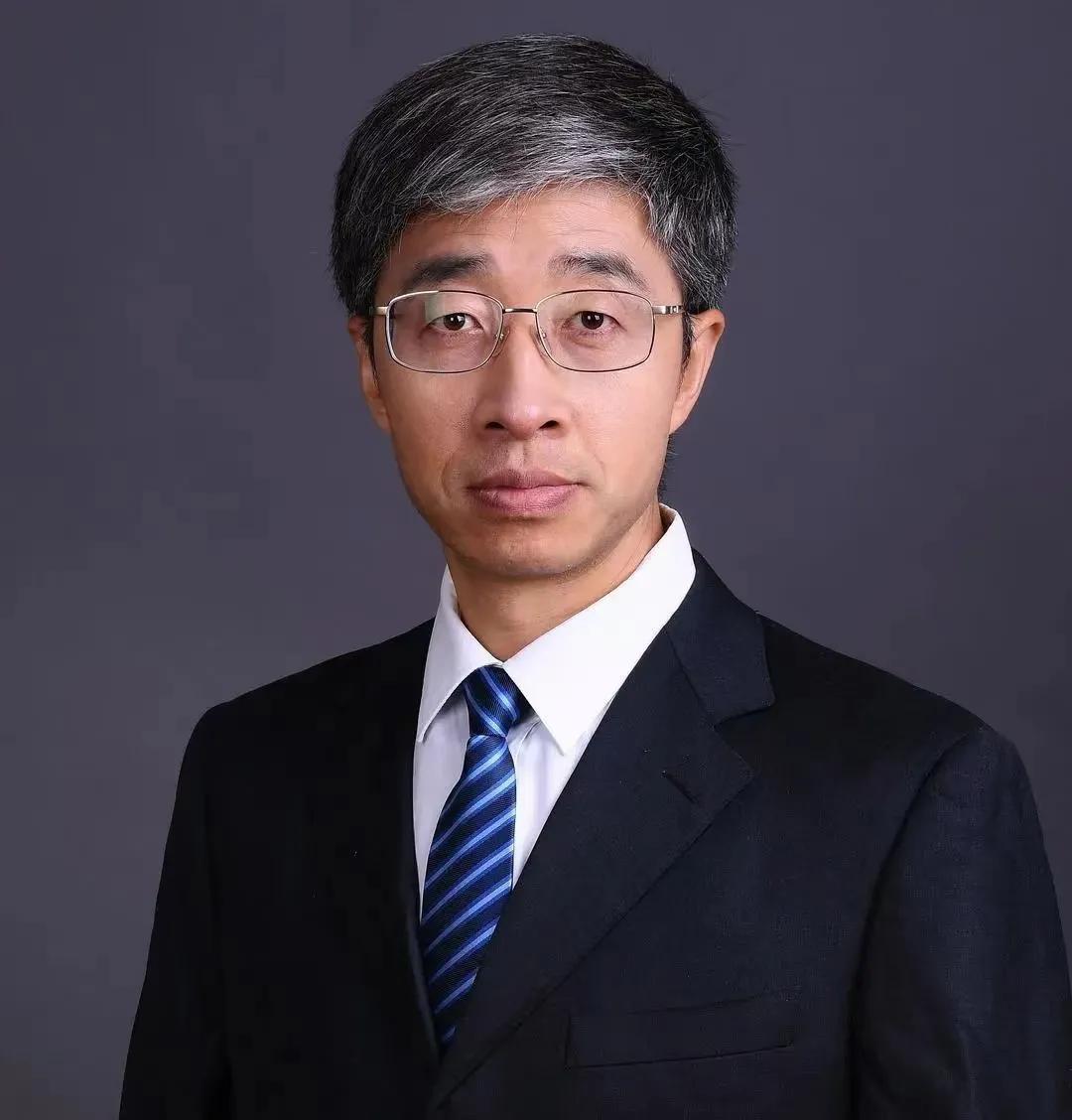 [月亮]没想到一夜之间火了！北师大副教授陈志新，因为自己的课没有被教务处排上，但