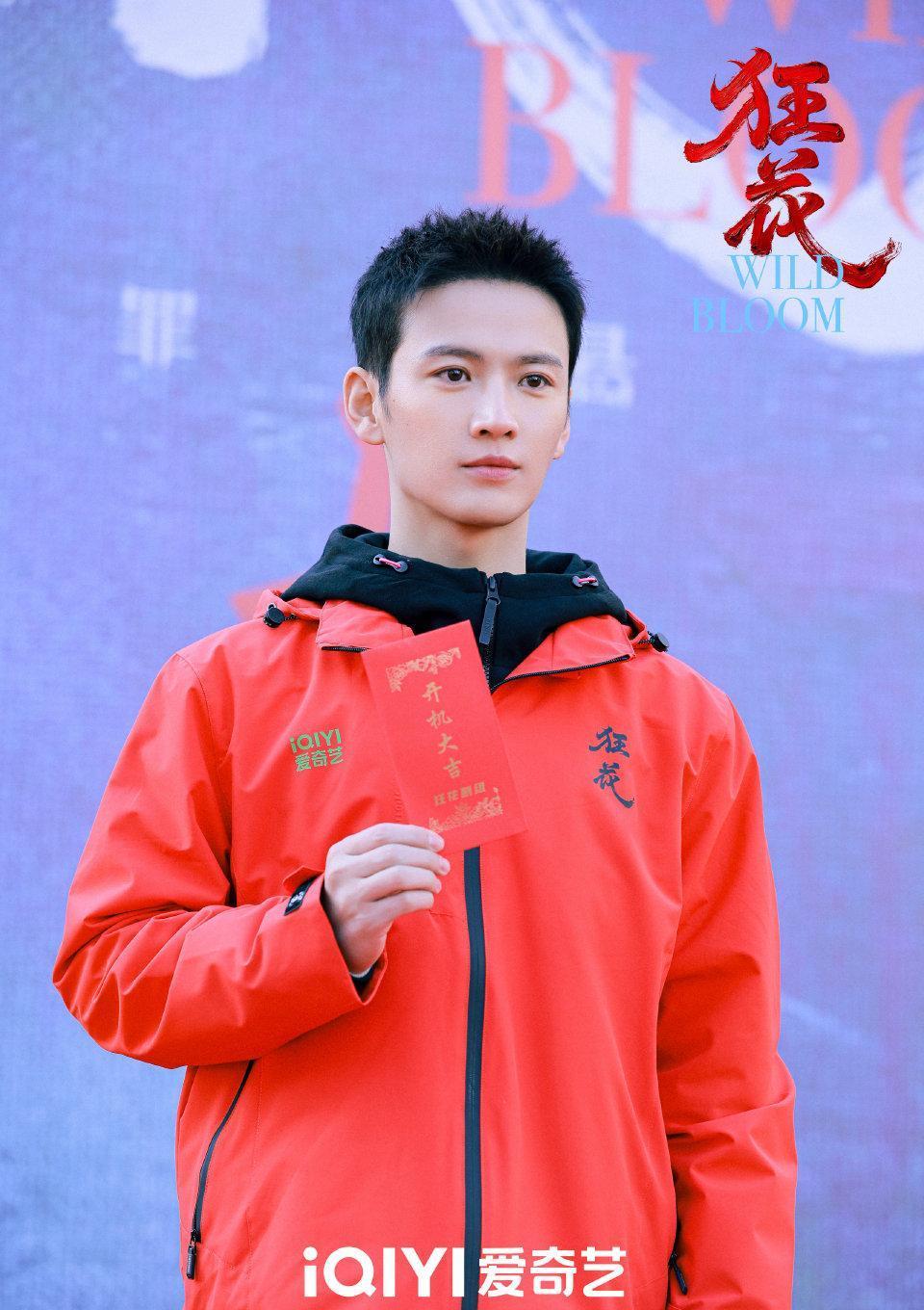 他没找替身。
雨夜追凶那场戏，雨水浇透的衬衫下，肌肉的每一次颤抖都是台词。
这是