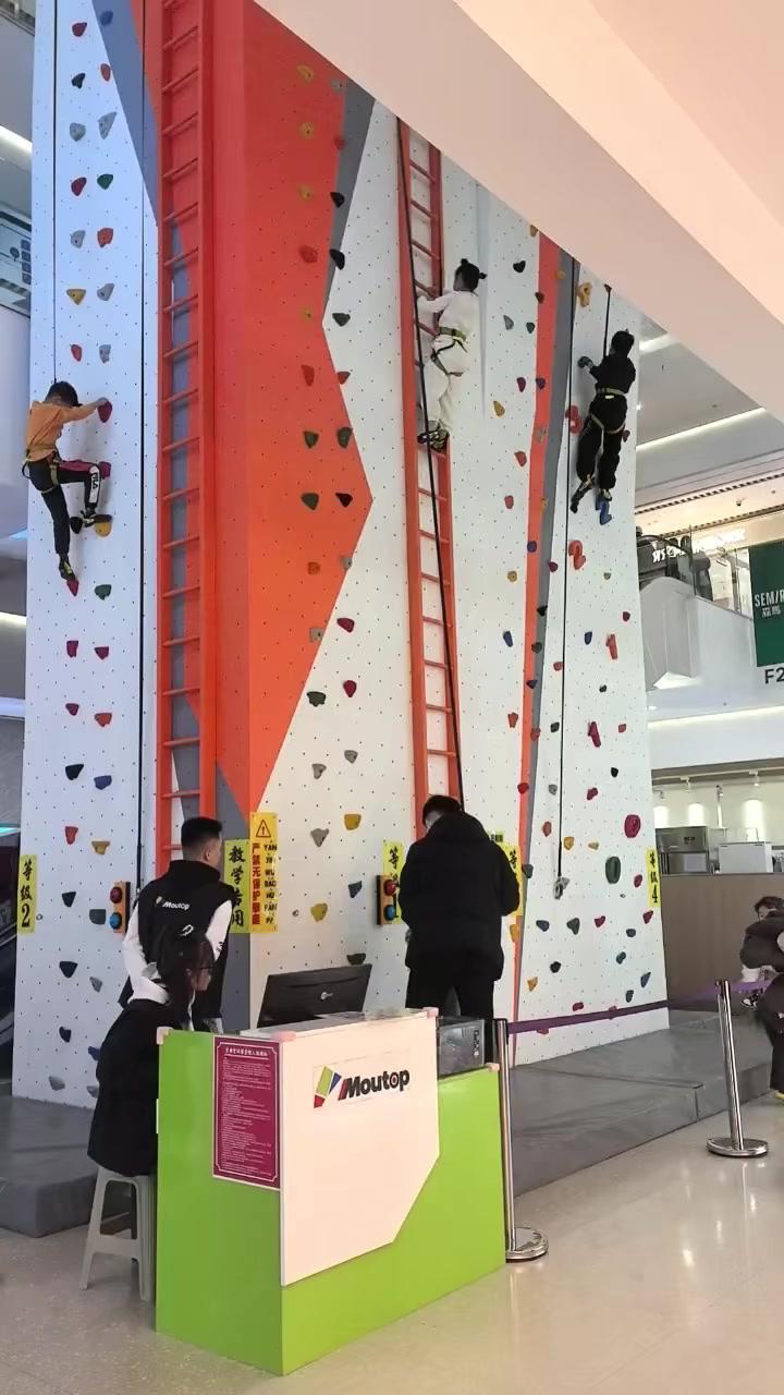 听说瓦房店竟然有攀岩了，放假第一天就来打卡，没想到家长们还挺喜欢这里的。

1️