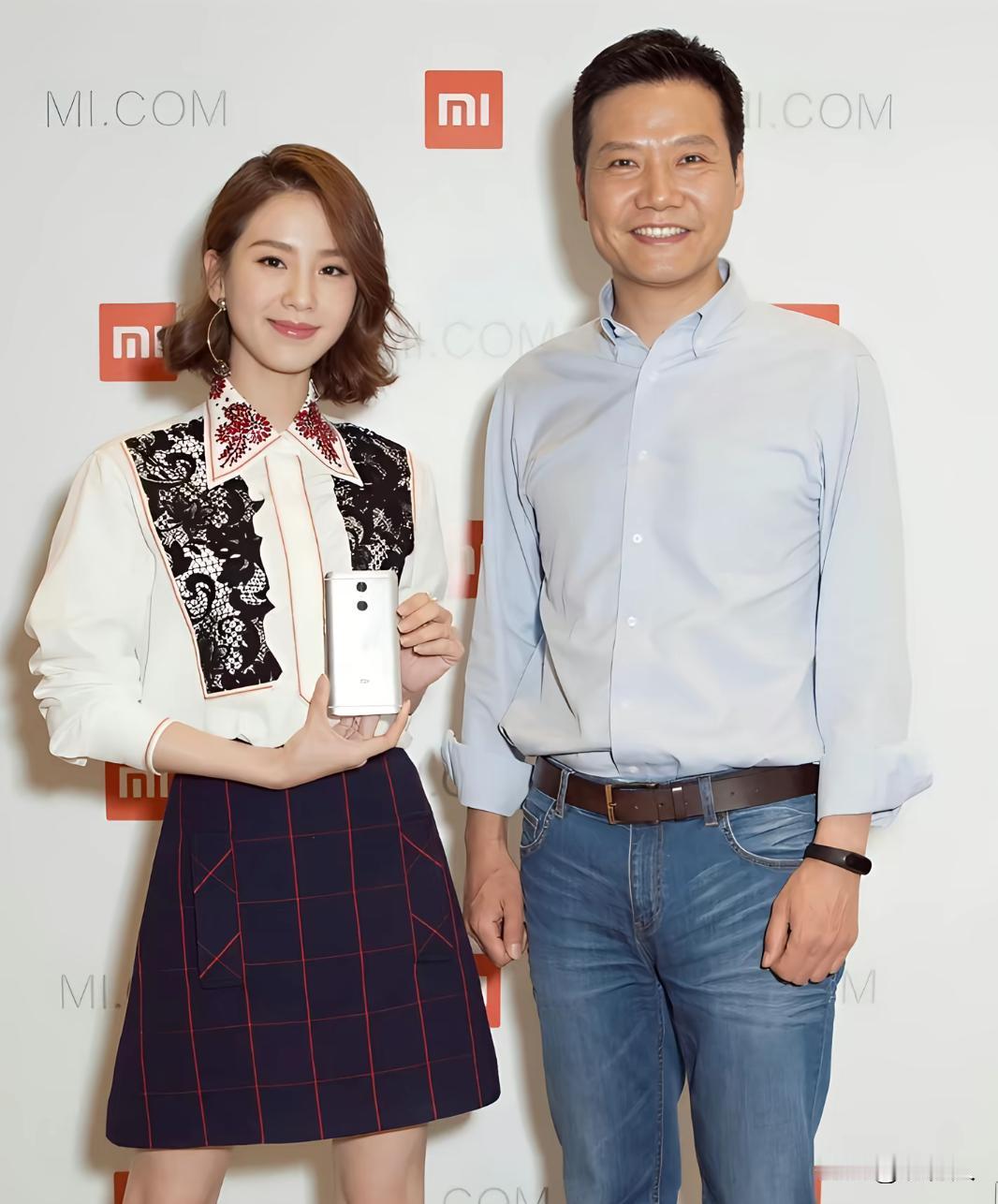 当年雷军跟刘诗诗在台上介绍手机，下面有人大喊抱一个。雷军笑着说不要乱说，看来雷总