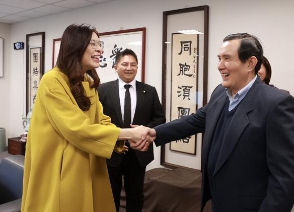 马英九也没有谈“统一”，但是马英九已经多次访问大陆，并且也受到大陆的欢迎，反观郑