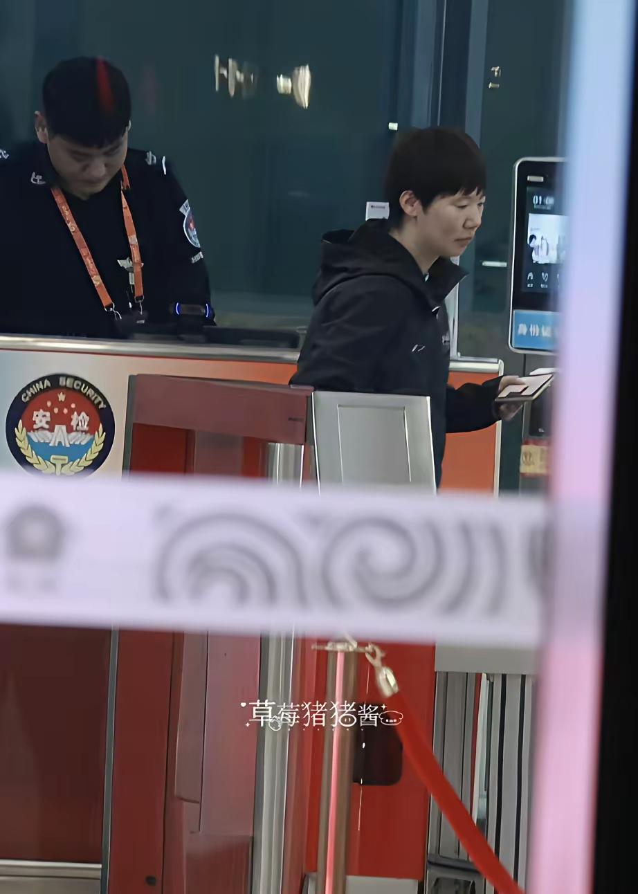 一觉醒来，发现曼昱今天凌晨现身北京机场，准备飞赴法国参加蒙彼利埃冠军赛。
虽然是