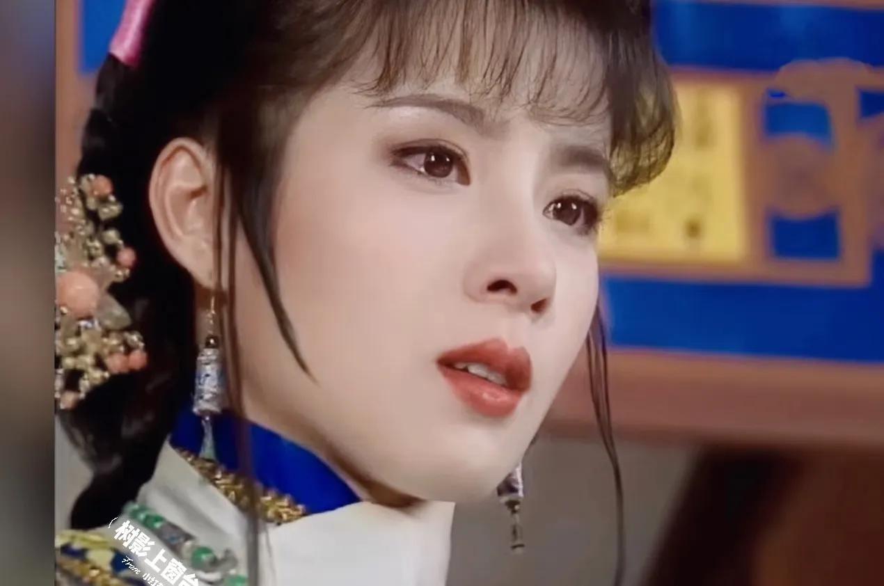 说岳翎是“颜值垫底的琼女郎”，倒也未必——至少现在翻她的照片，是真能get到她的
