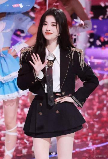 网传鞠婧祎B站跨年  小破站是真的懂怎么拿捏观众！2025跨年晚会录制现场炸点不