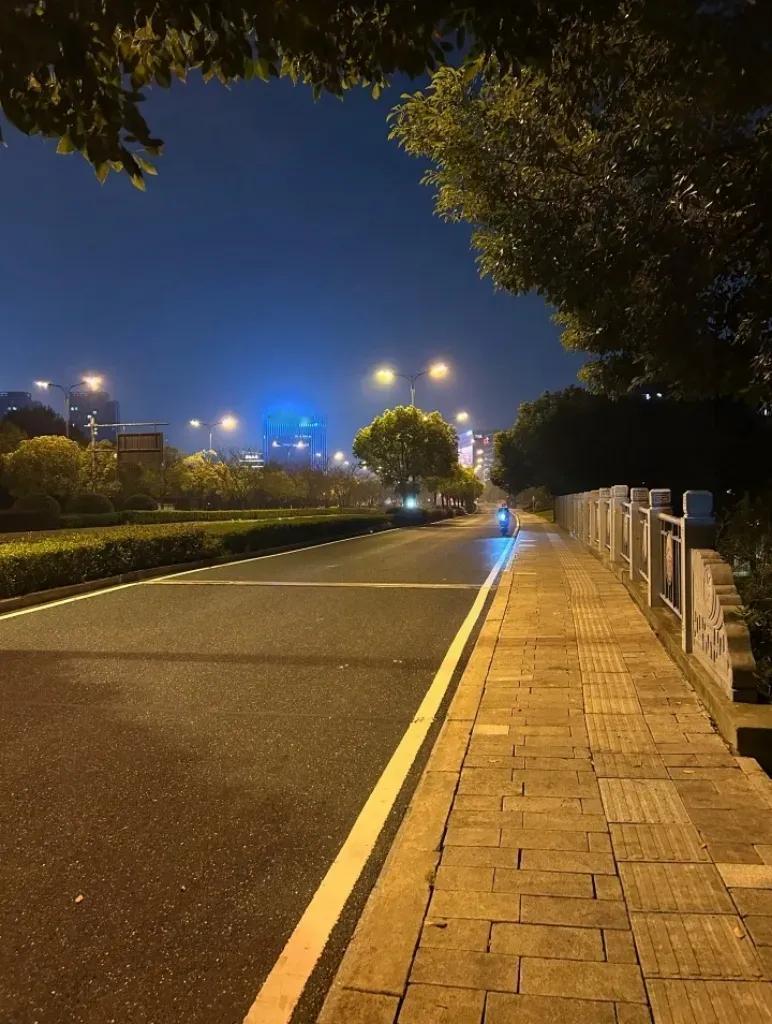 明天就是8月1号了。我奉劝各位一句：中午到下午六点之前，非必要能不出门，就尽量别
