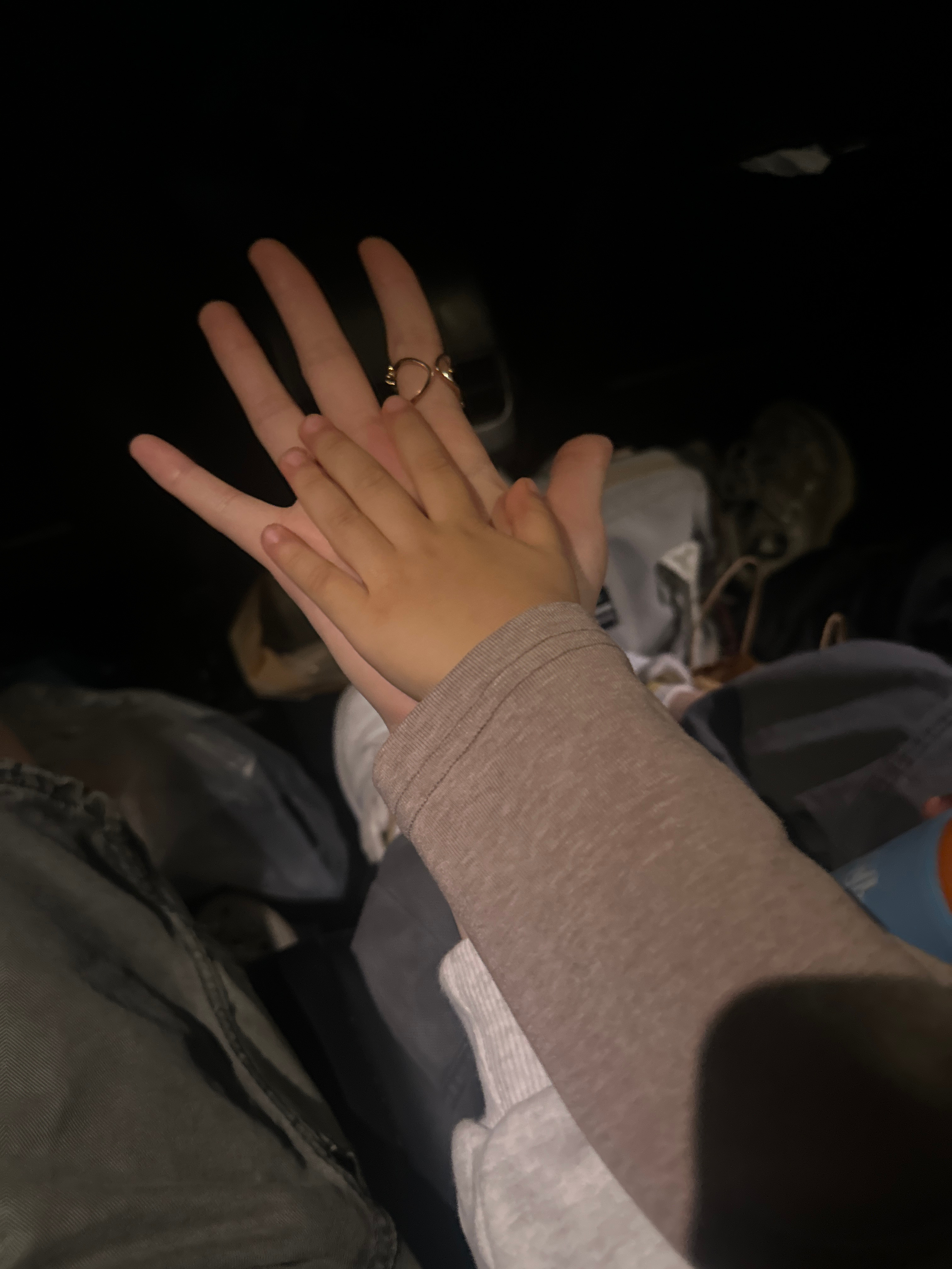 今天小屁孩三四次把水倒在了身上（不小心）被我凶了现在回想 觉得他好可怜🥹毕竟他