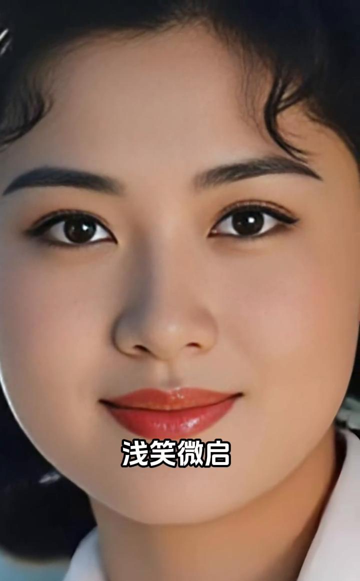 她美得令时光停驻，明眸一瞥，星河坠落，浅笑微启，含羞带怯。天生丽质如鬼斧神工，流