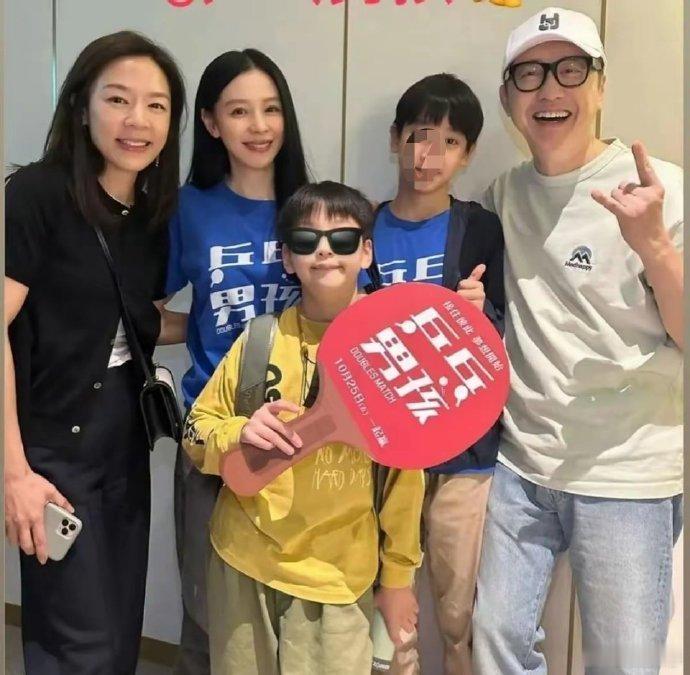 张嘉欣41岁与庾澄庆结婚，两年内得两子。相比伊能静，她更幸运地在年纪较大时遇到了