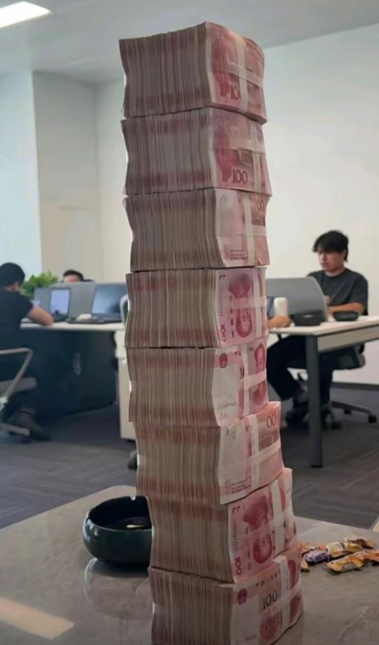 说实话，普通人活着别整那些虚的
核心就是努力赚钱，专心存钱
少闲谈，多实干，闷声