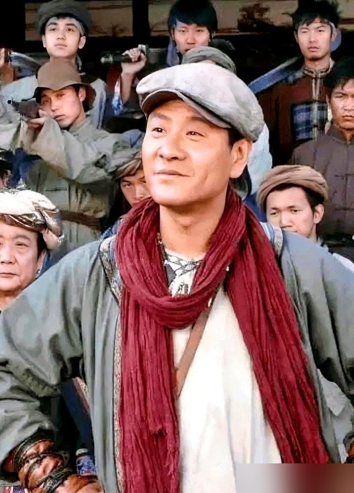 片酬从千万砍到360万，朱亚文去给新人抬轿子，这水有多深，你根本想不到。
限薪