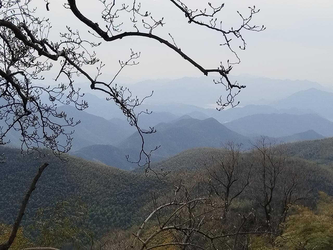 从浙江莫干山山顶观望，远都云雾缭绕，群山叠障，那缥缈的云雾如轻纱般在山间肆意舞动