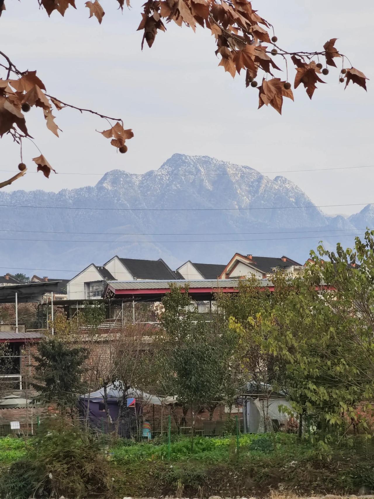 拍一张我的城市美景雪山脚下的民居