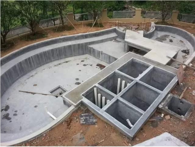 锦鲤鱼池建好后，不能马上放鱼。
做完防水首先要进行脱碱处理，新水泥池会释放碱性物