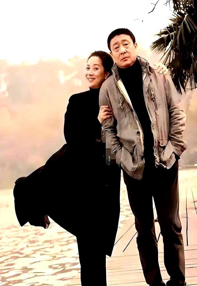 把传统艺术供在神坛上，其实是送它去死。
 
63岁的茅威涛剃过光头，在越剧里加过