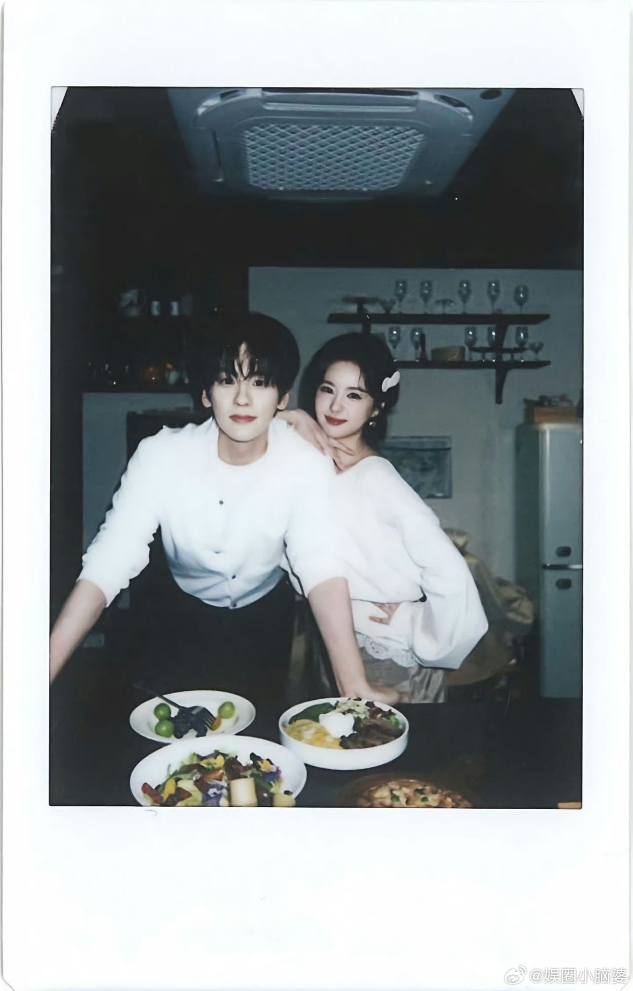 魏哲鸣现偶直播解衬衫 谁懂啊！魏哲鸣湿身解扣子这段太鲨人，现偶名场面预定，我能循