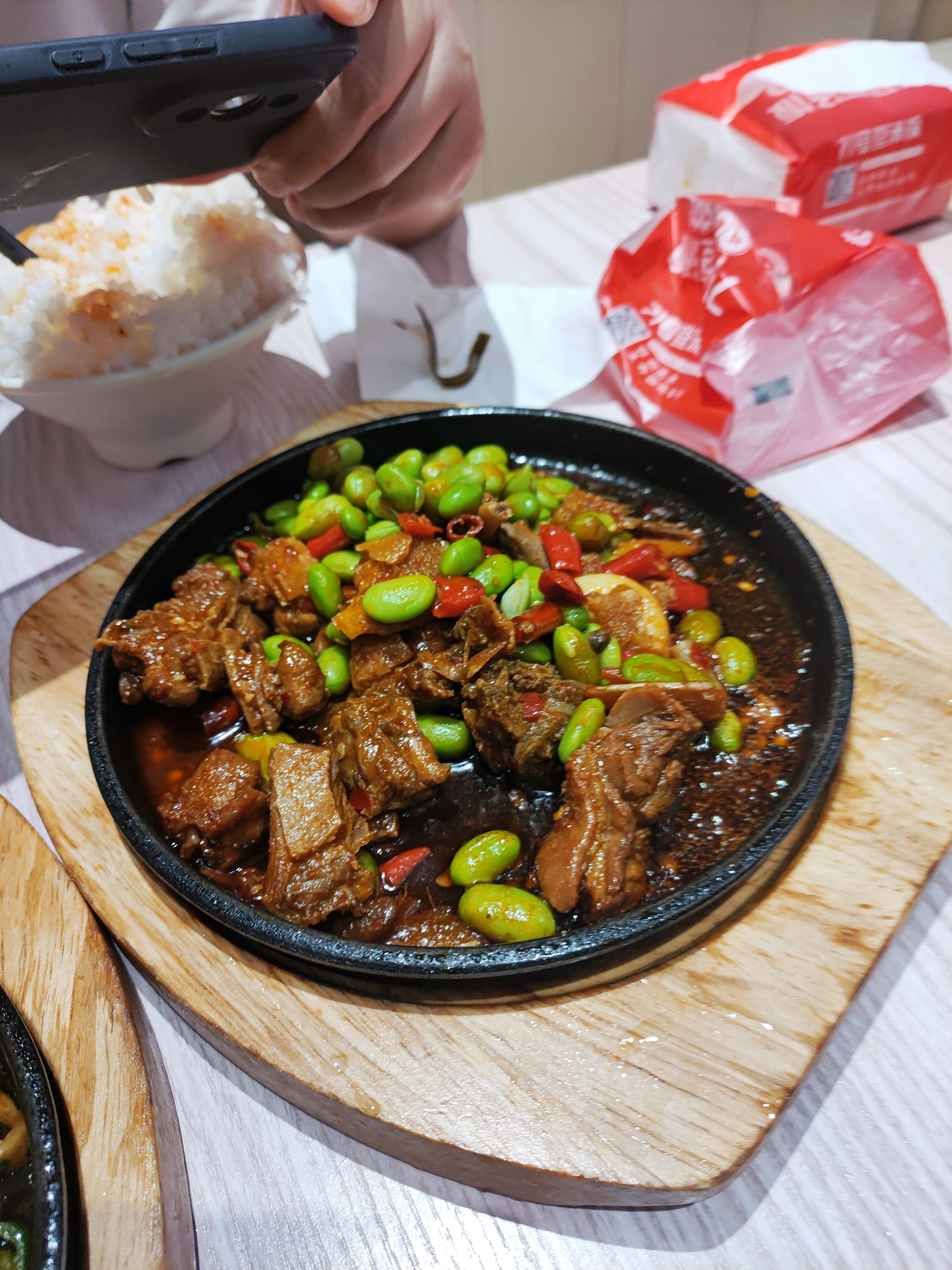 今天的晚餐，去71号豆汤饭吃了四个菜感觉这个牛肉和黄豆烧鸭比较好吃一点，麻辣三丝
