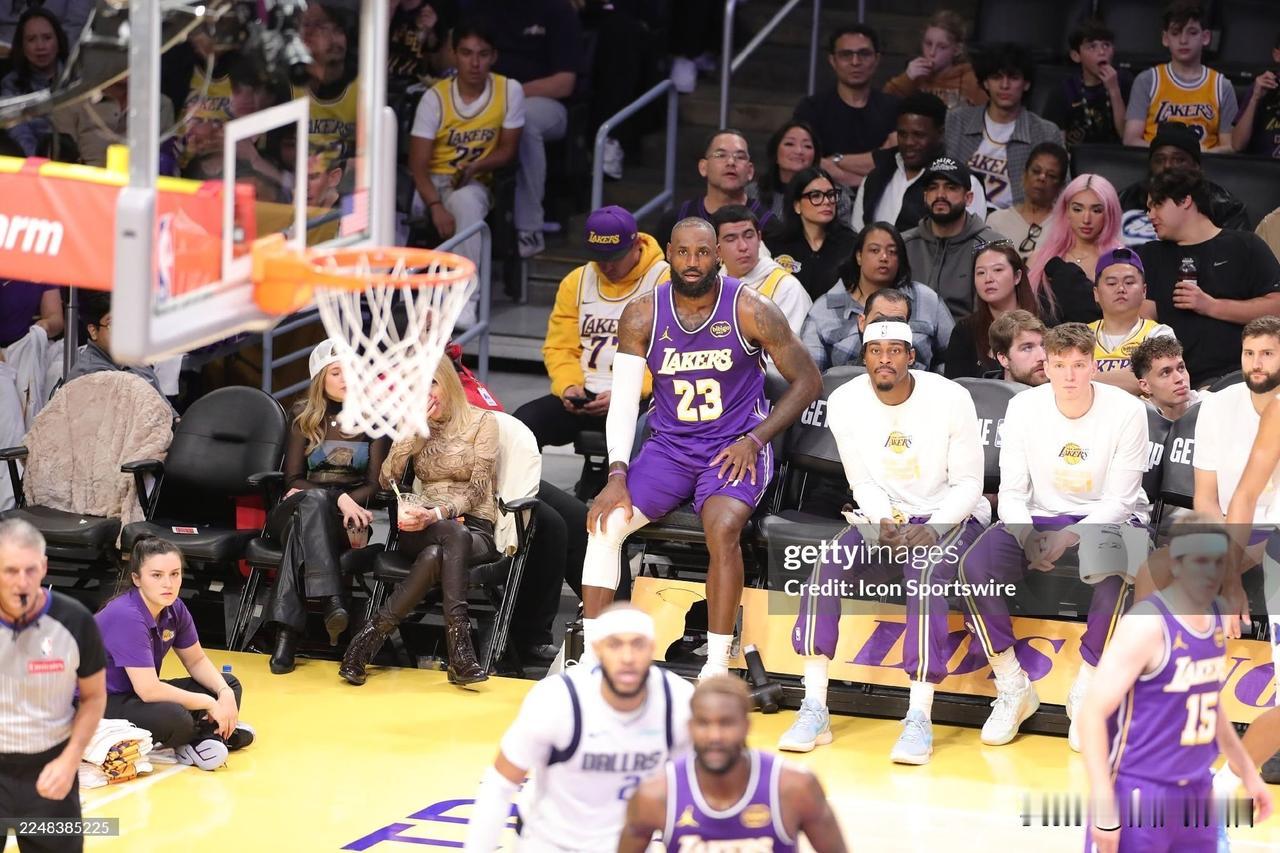 骑士主场的地板又惹祸了，这次的受害人是到访的卢卡·东契奇。湖人客场挑战骑士的比赛