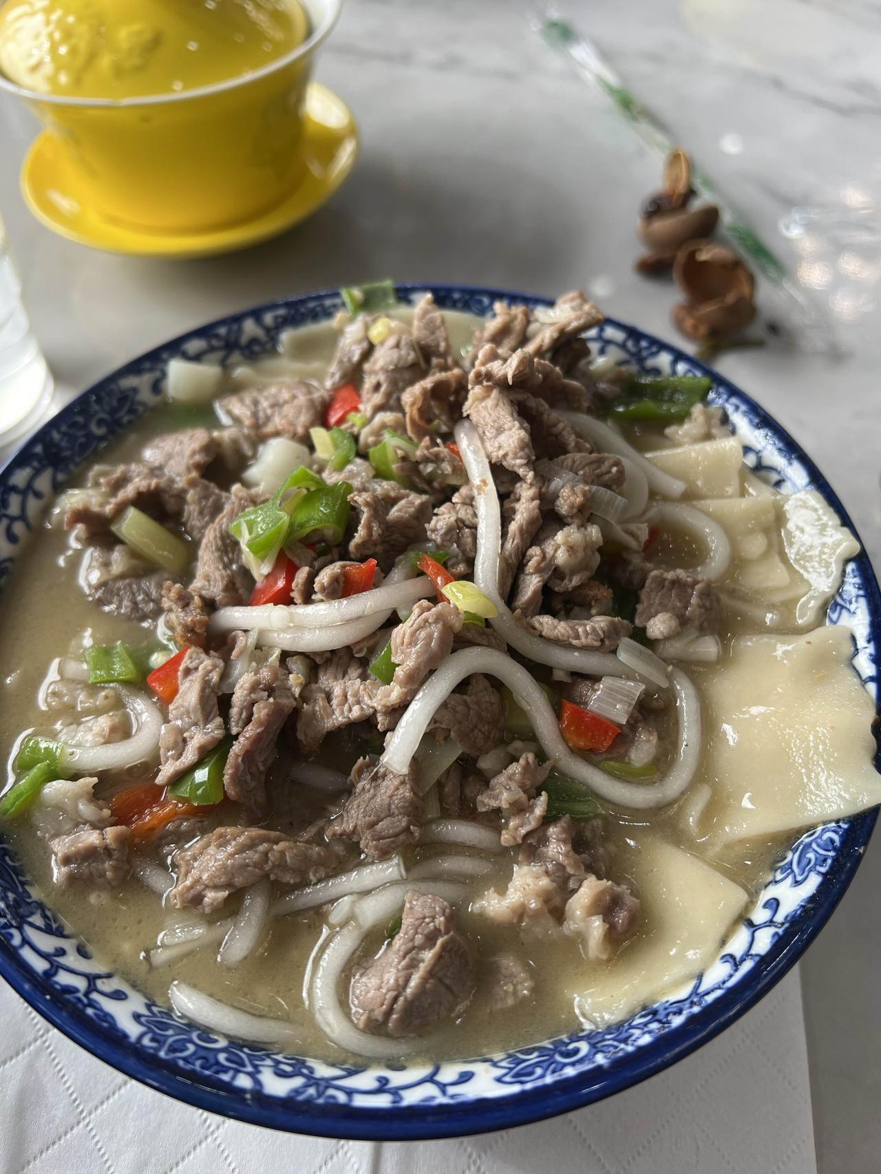 河沿面片是甘肃临夏广河特色面食，临夏粥及非以美食被誉为垄上饮食精品。

今天晚上