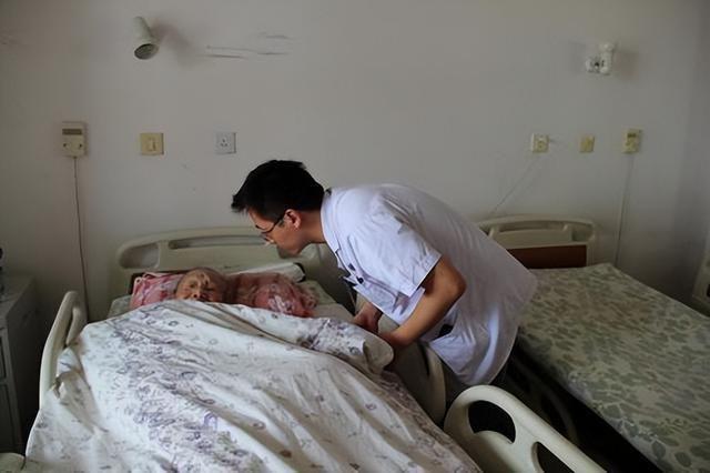 养老院的工作人员在凌晨两点多打来电话，告知了一个令人震惊的消息：父亲已经停止了呼