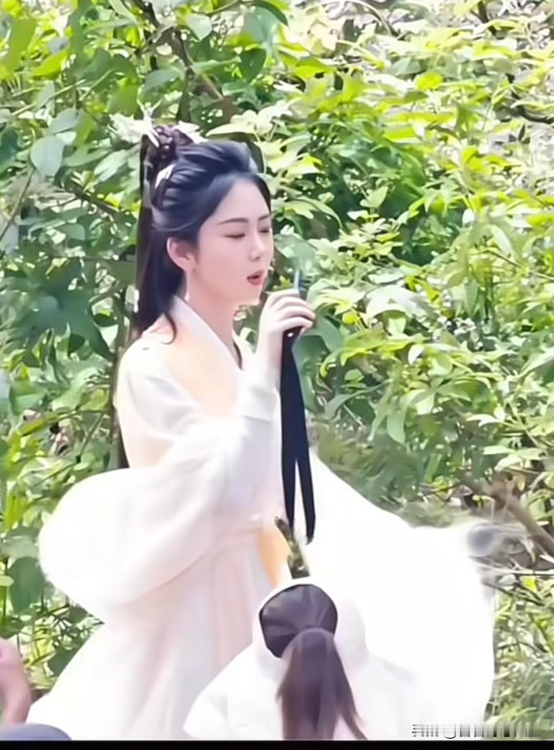 看谭松韵的古装剧很舒服，她演技灵动自然没有违和感，角色塑造得很鲜活，每个小表情小
