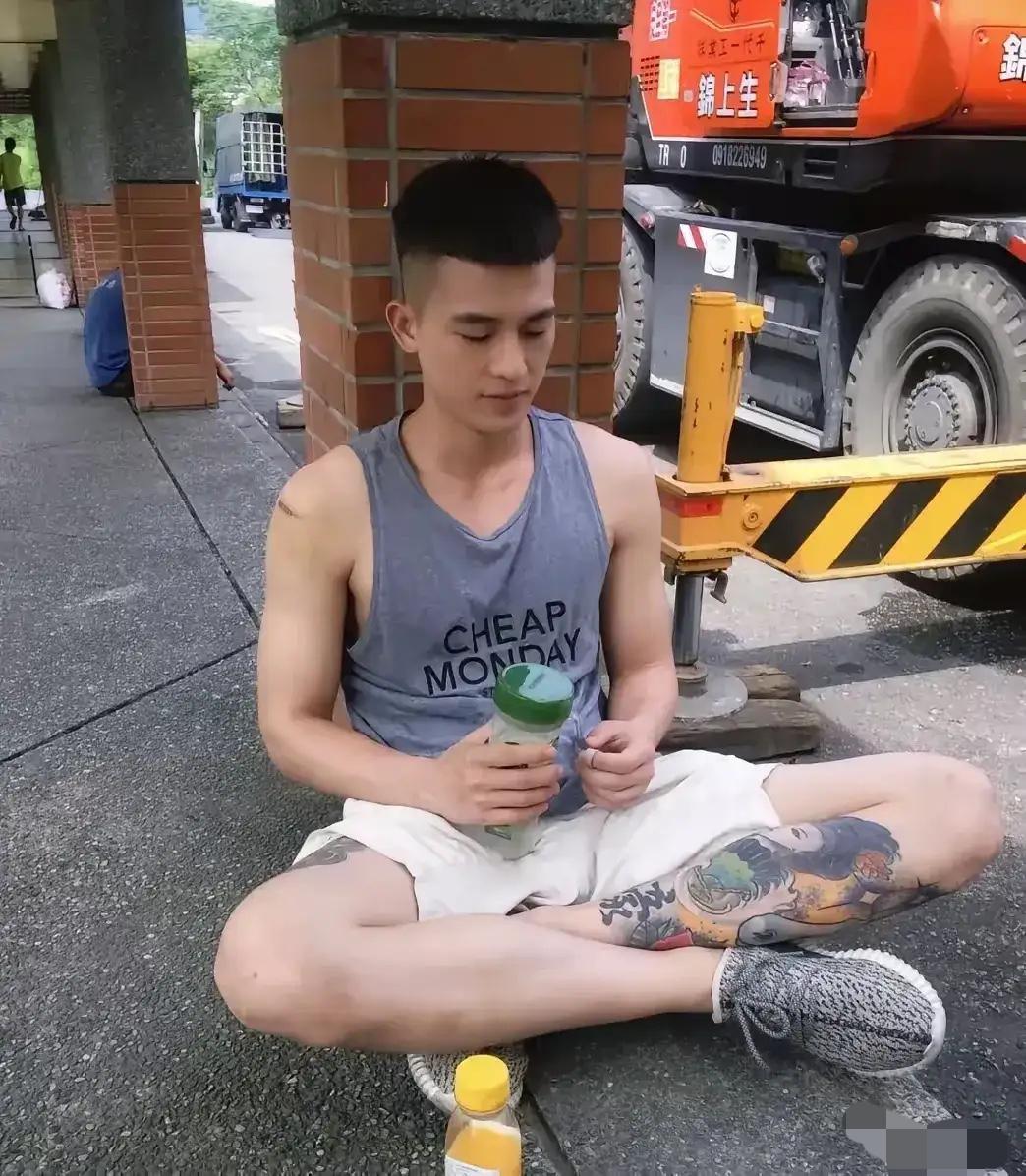 欧豪因纹身被热议，纹身艺人该不该被限制呢？

经常看到艺人参加综艺的时候，身上某