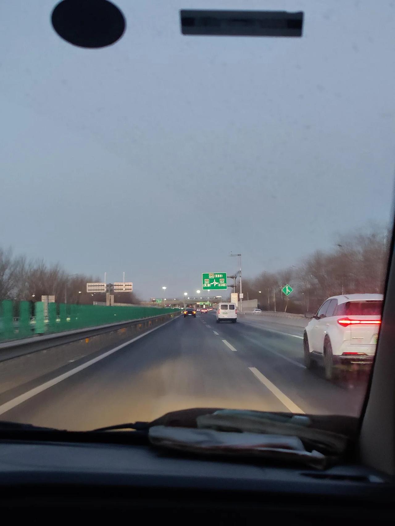 今天公司又裁了两个司机，理由是现在司机比车多。我有点难过，因为这两个司机我都挺喜