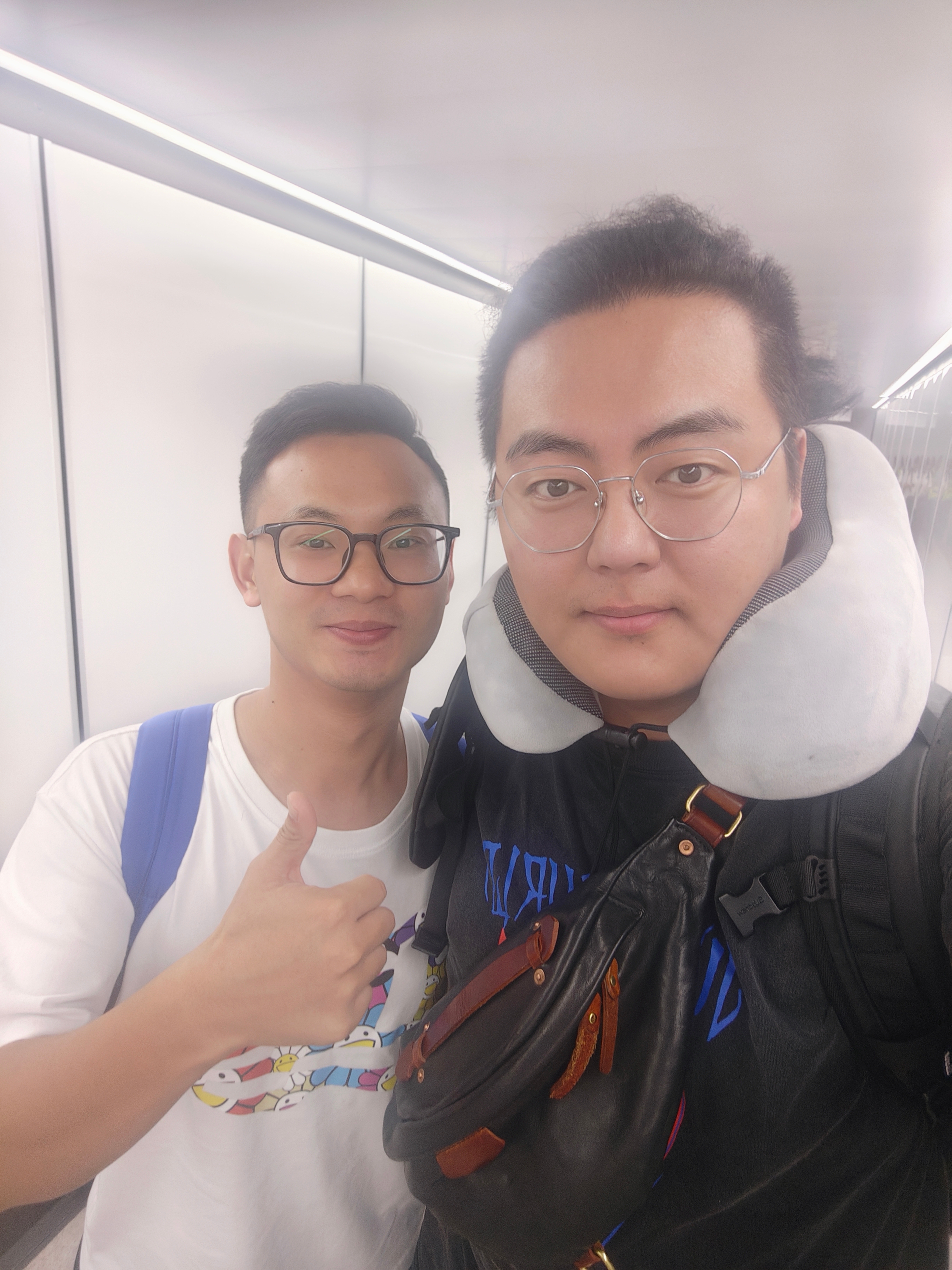 机场遇到真友，他说我本人比照片帅多了，一开始没敢认。[爱你][爱你]（发照片已征