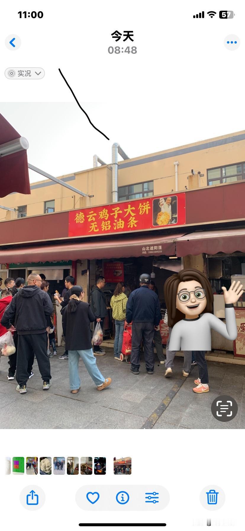 周六的早上盛岸市场里，买早点的店铺生意特别好，有山东煎饼，盛岸豆腐脑，梅花糕，包