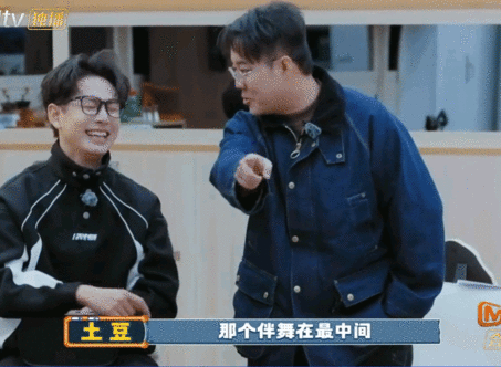 王铮亮月亮照山川全手动转山路谁懂啊！王铮亮《月亮照山川》也太有氛围感了！快乐老友