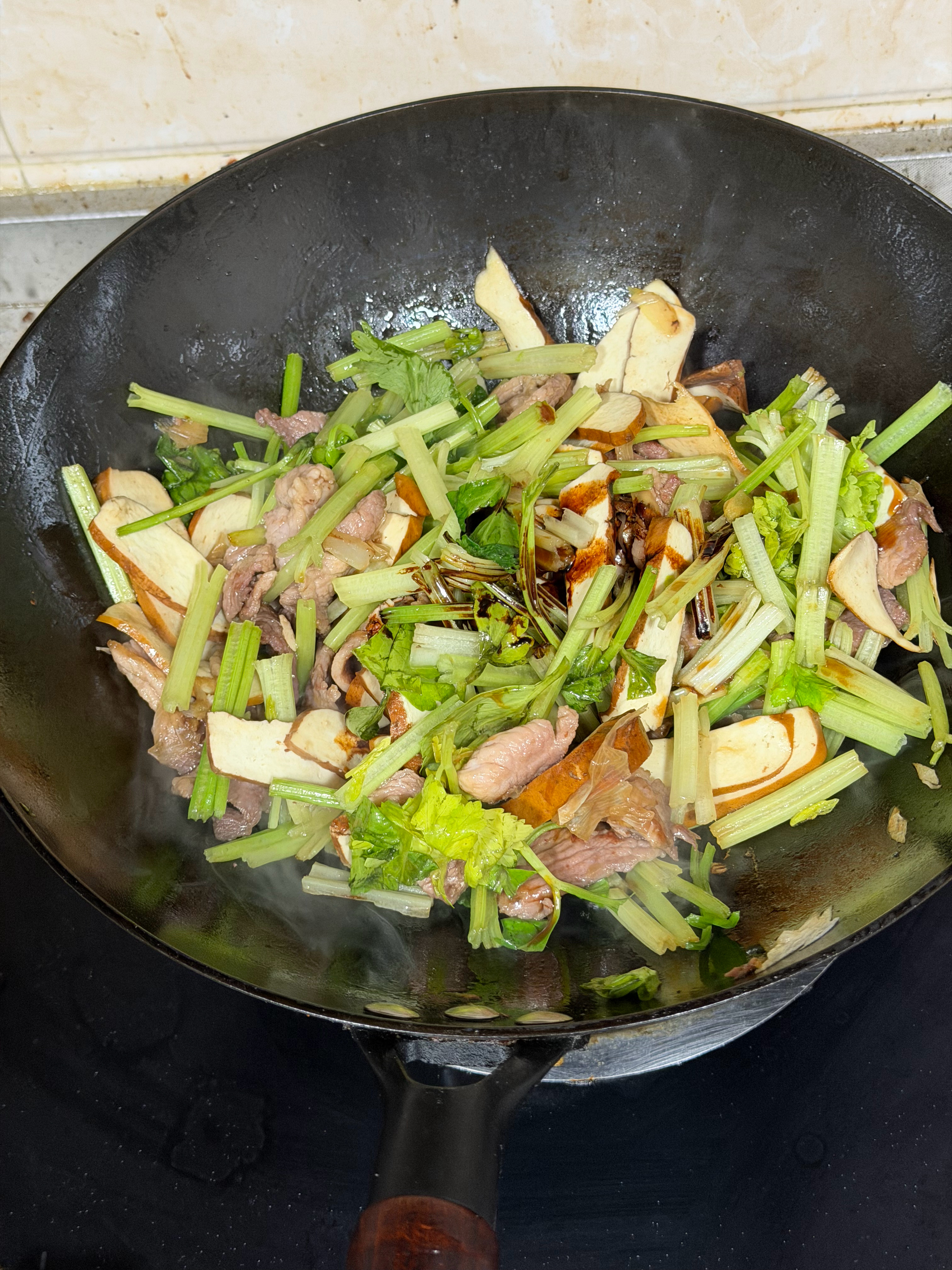 都是往公司带饭吃，同事是昨天晚上炒好，然后放冰箱保鲜冷藏，今天再带到公司吃，我是