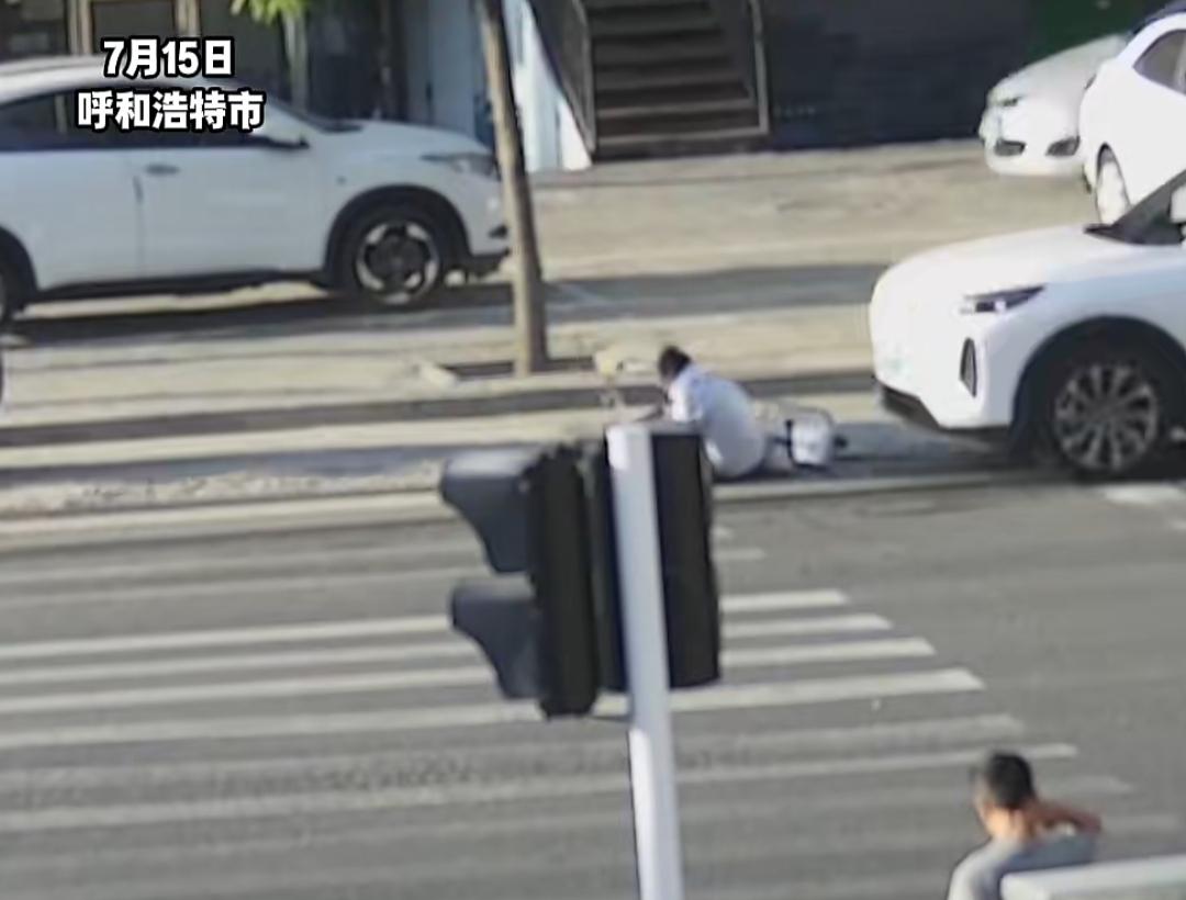 7月15日，呼和浩特一处十字路口发生惊险一幕，一名骑行女子意外摔倒，不幸被白色S