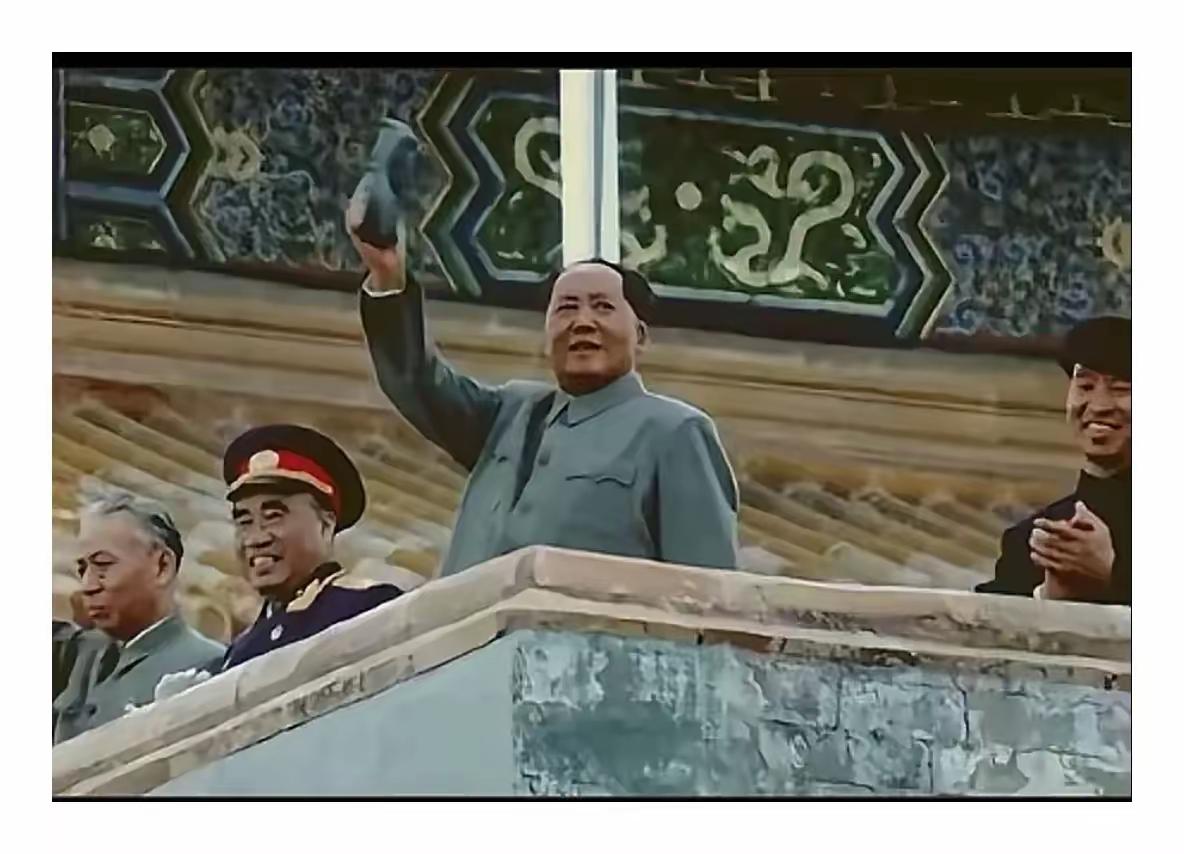 挥手之间，尽显老人家的伟大！