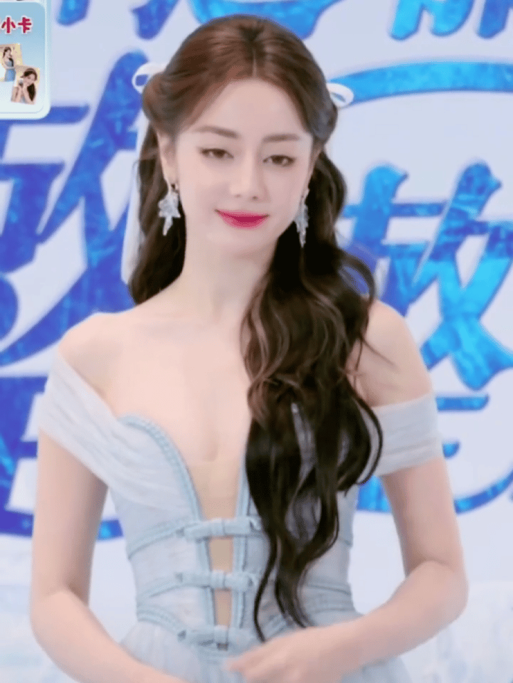 美丽动人的迪丽热巴深v镂空蓝色纱裙迪丽热巴西安活动造型