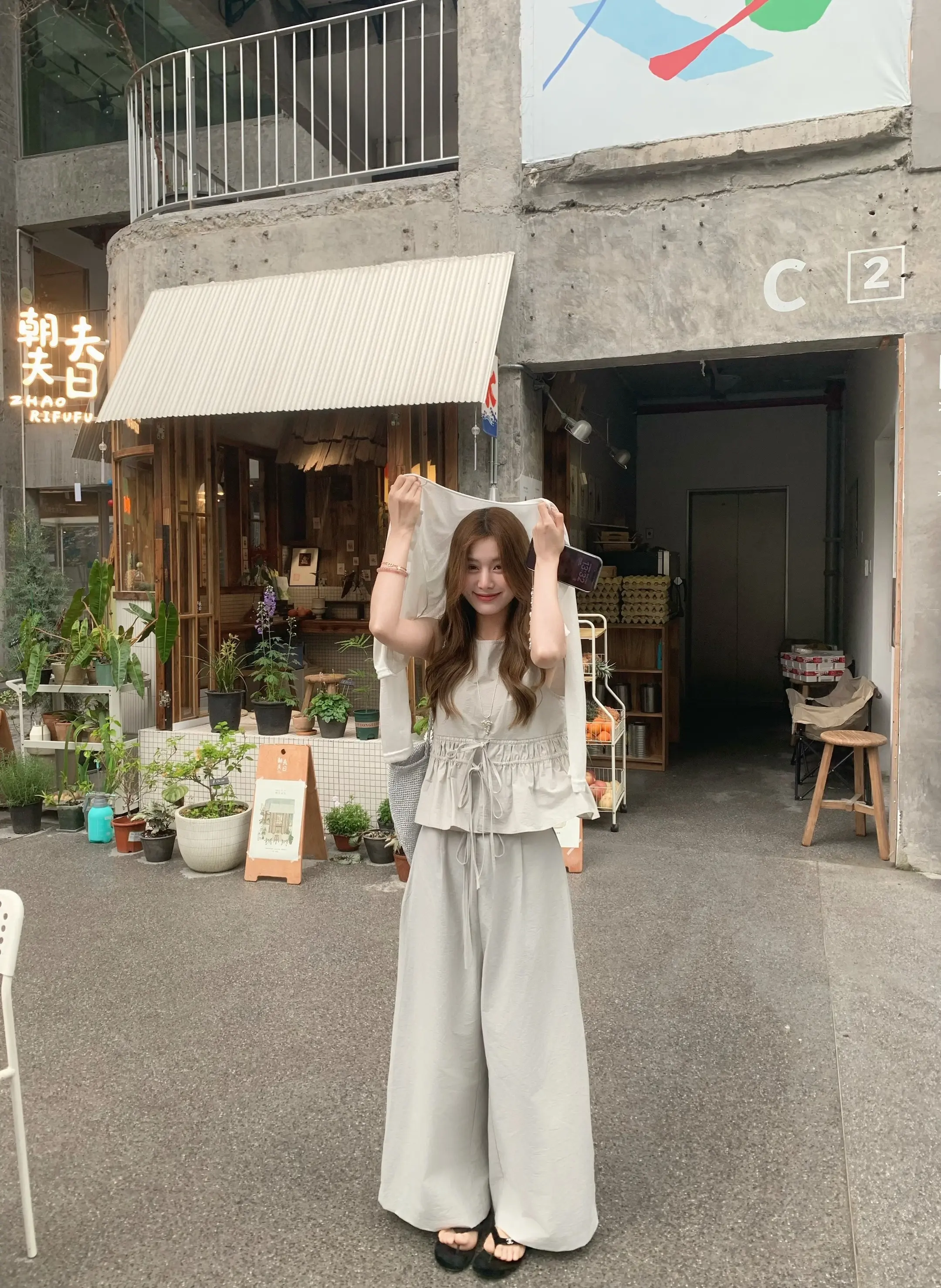 其实雨不大，是天色渐晚，是回忆泛滥，是诸多遗憾，是我没带伞。