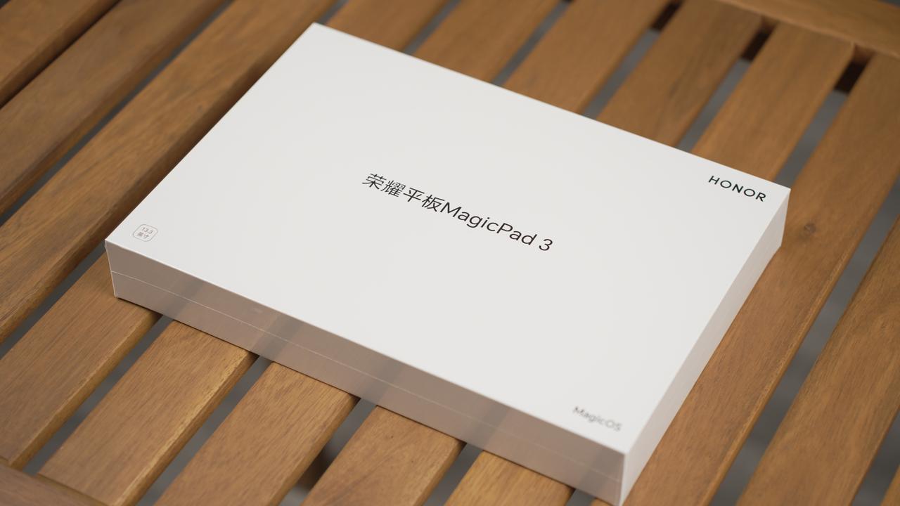 荣耀平板MagicPad3，13.3英寸的屏幕尺寸，拿上手真的非常大，12450