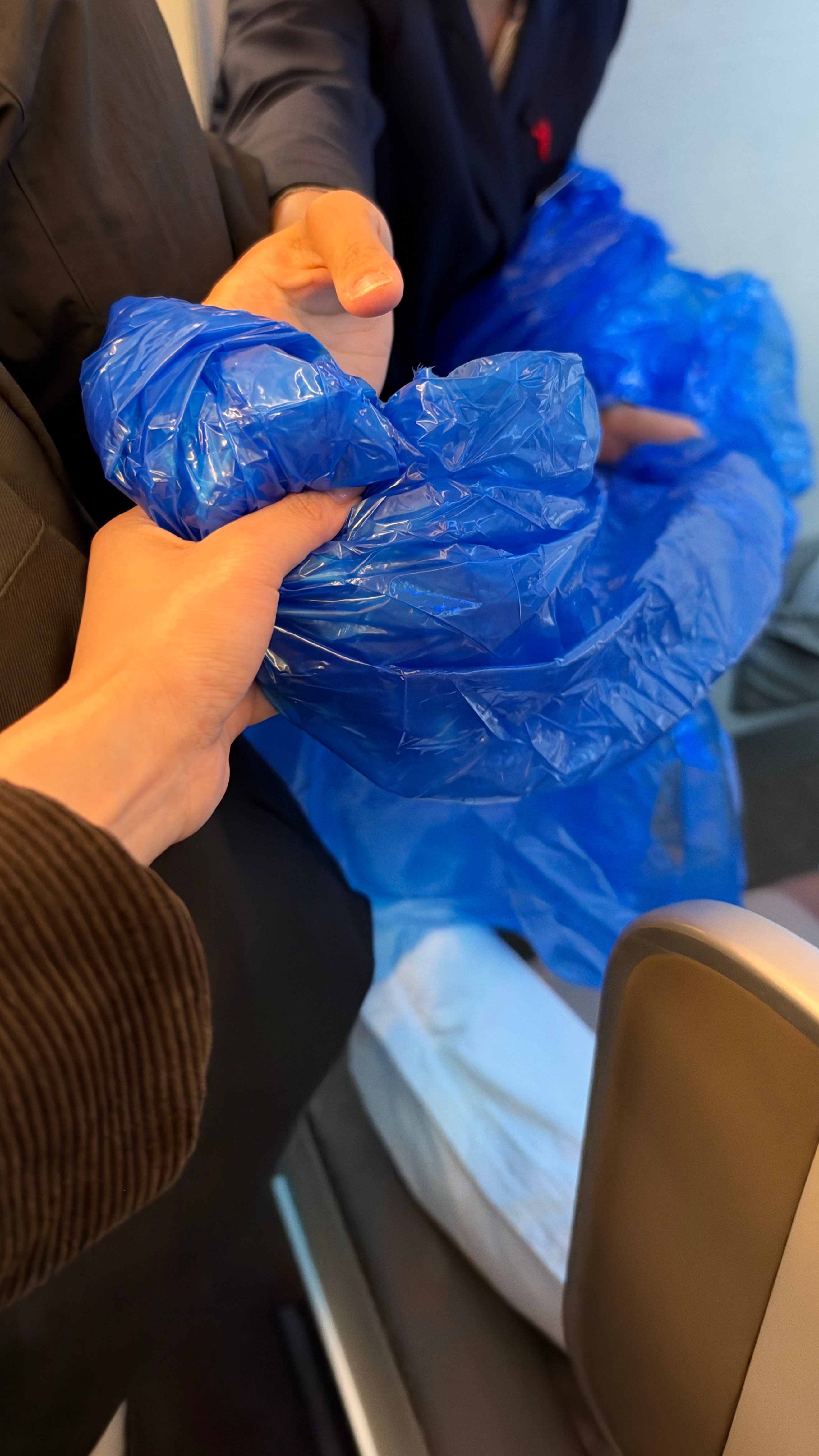 上海下雨天🌧️东航小姐姐给每一位乘客发的雨衣！东航服务真的很好很赞 ​​​