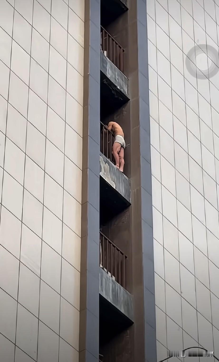 这位仁兄以后估计不敢了，为了不被发现，冒着生命危险爬到大楼外面躲着。
这要是掉下