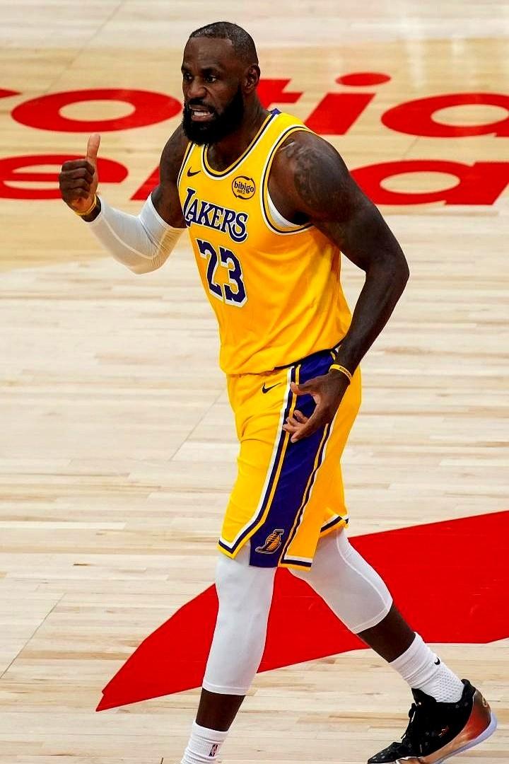 詹姆斯这球要是不传，纪录就不会断。

最后15秒平手，老詹拿球突破，猛龙三个人直