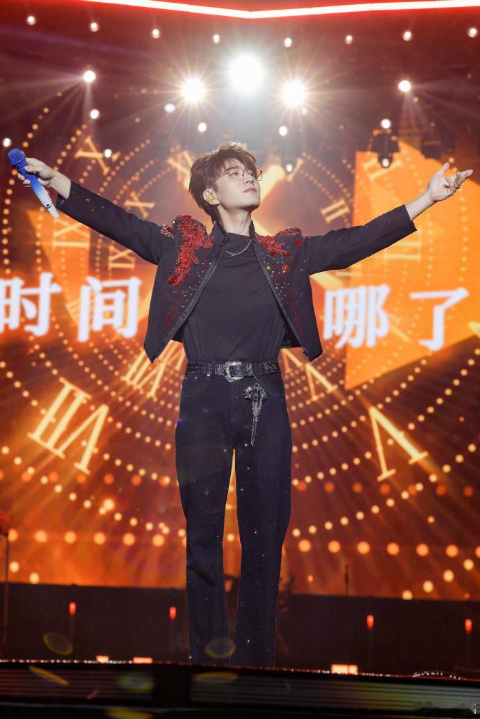 王铮亮披哥神级舞台 王铮亮在披哥舞台上简直是神一般的存在！每一个舞台都像精心雕琢