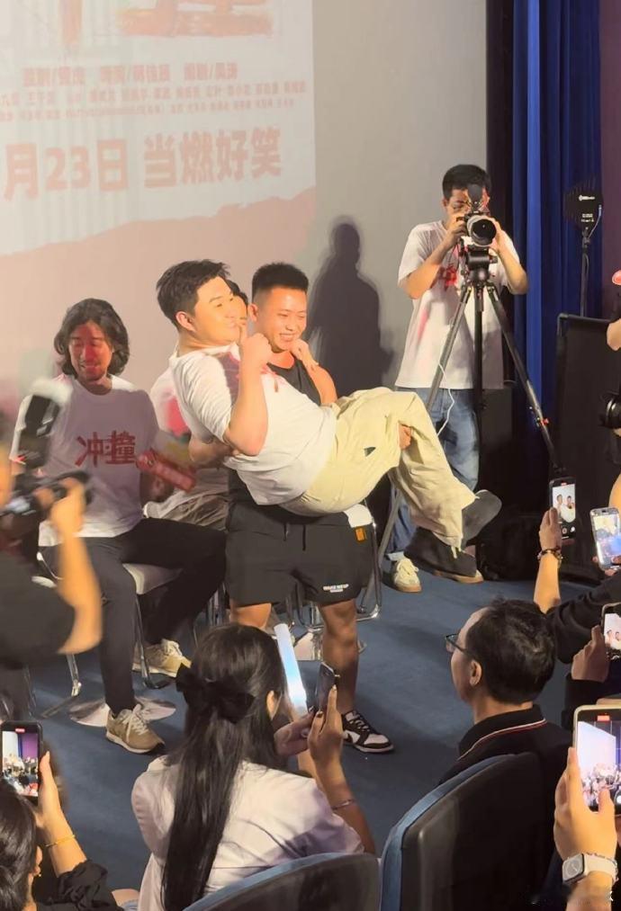 #张百乔瘦到可以被公主抱了# 我相信只要是付出了努力总是能够得到回报的，希望张百