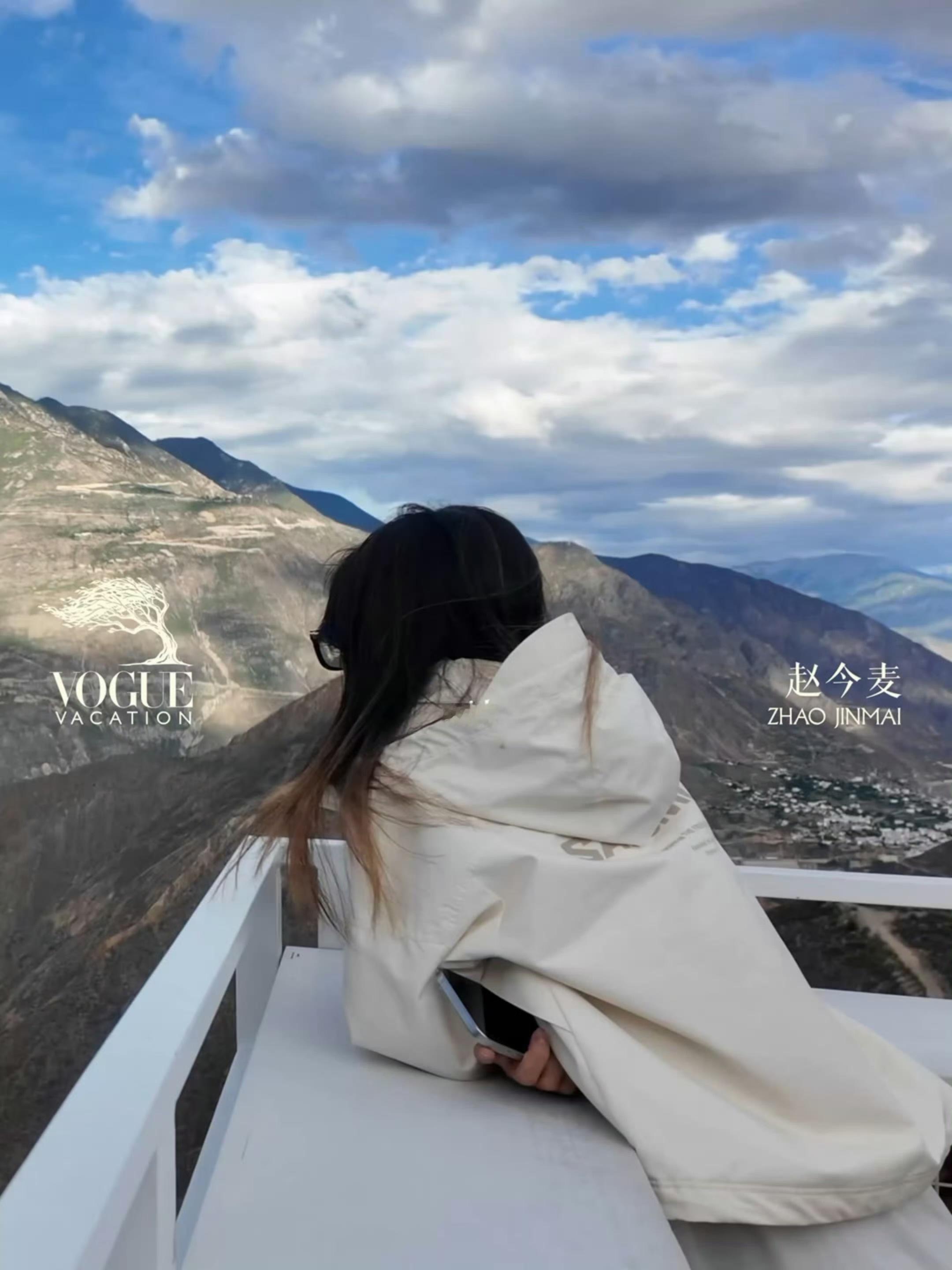 赵今麦官宣参加Vogue Vacation 山谷假日活动，从Miu Miu 全球