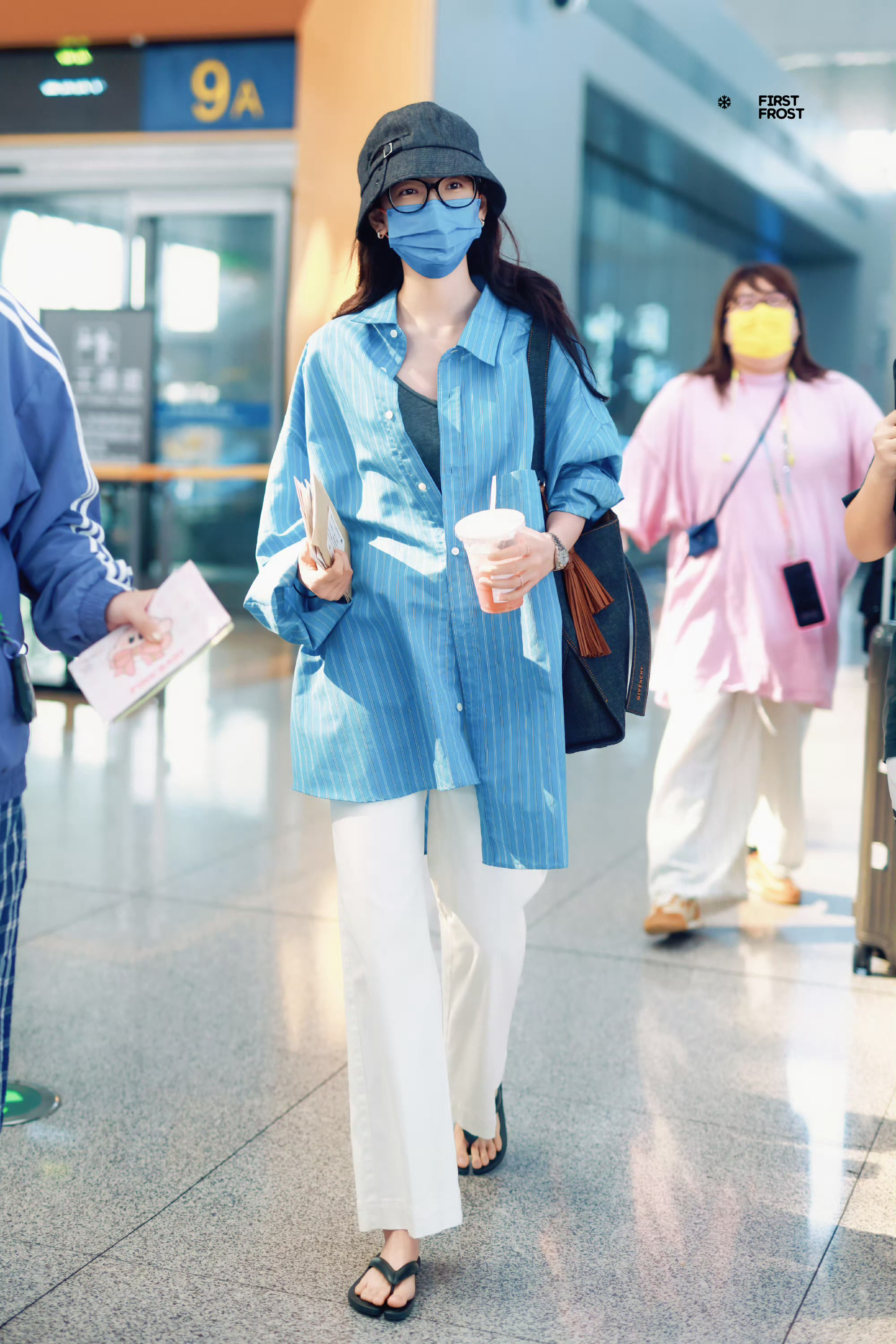 章若楠就这样穿着人字拖出现了章若楠好松弛，楠楠好可爱[爱慕] ​​​