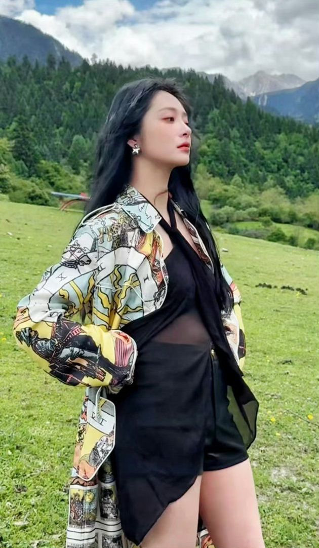 周洁琼糊图即神图周洁琼直播拍出发图 周洁琼直播拍出发图，画质糊成马赛克但脸还是看